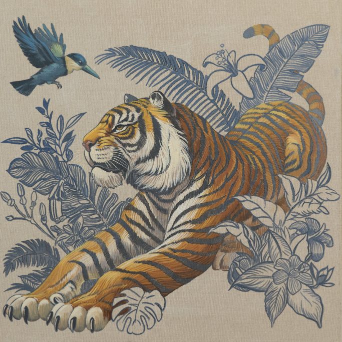 Ein sich streckender Sumatratiger vor einer floralen Zeichnung mit einem Vogel.